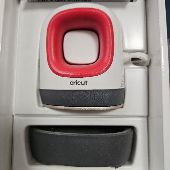 Cricut Easy Press Mini - Picture 1 of 3